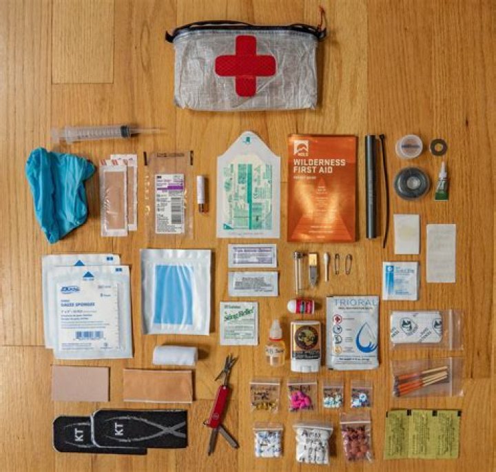 Selecting a first aid kit from the weapon wheel.